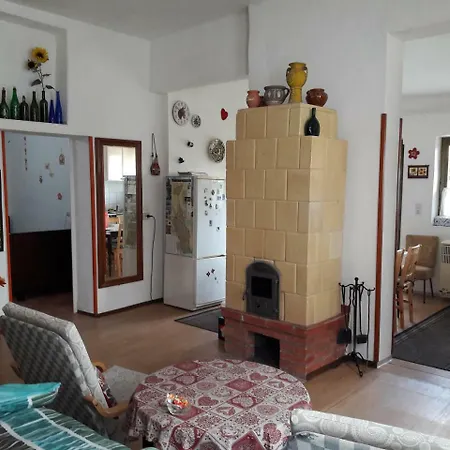 Sasfeszek Apartment *